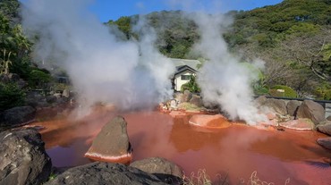img-title Berwarna Merah Darah, Kolam Air Panas Chinoike Jigoku Menyimpan Sejarah Kelam