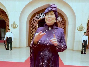 6 Penampilan Dewi Yull Nyanyi di Nikahan Prince Mateen Peragakan Bahasa Isyarat