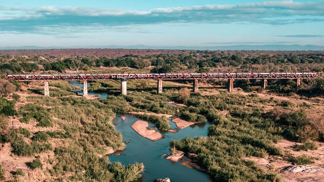 Kruger Shalati di Taman Nasional Kruger, Afrika Selatan memikat banyak pelancong. Pengunjung bisa menginap di dalam gerbong sambil menikmati satwa-satwa liar.