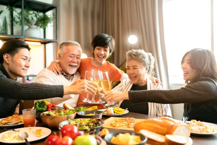 Ilustrasi makan bersama keluarga/Foto: freepik.com/lifestylememory Ilustrasi makan bersama keluarga/Foto: freepik.com/lifestylememory