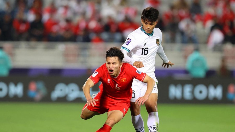 Indonesia vs Vietnam Soccer Football - AFC Asian Cup - Group D - Vietnam v Indonesia - Abdullah bin Khalifa Stadium, Doha, Qatar - January 19, 2024 Vietnam's Thanh Binh Nguyen in action with Indonesia's Hokky Caraka REUTERS/Ibraheem Al Omari