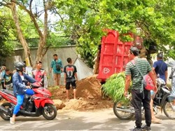 Dump Truck Tabrak 2 Motor Usai Hindari Mobil di Situbondo, 2 Orang Tewas