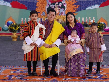 5 Potret Jetsun Pema dan Raja Bhutan, Terbaru Hadiri Pernikahan Pangeran Mateen Bawa Si Bungsu
