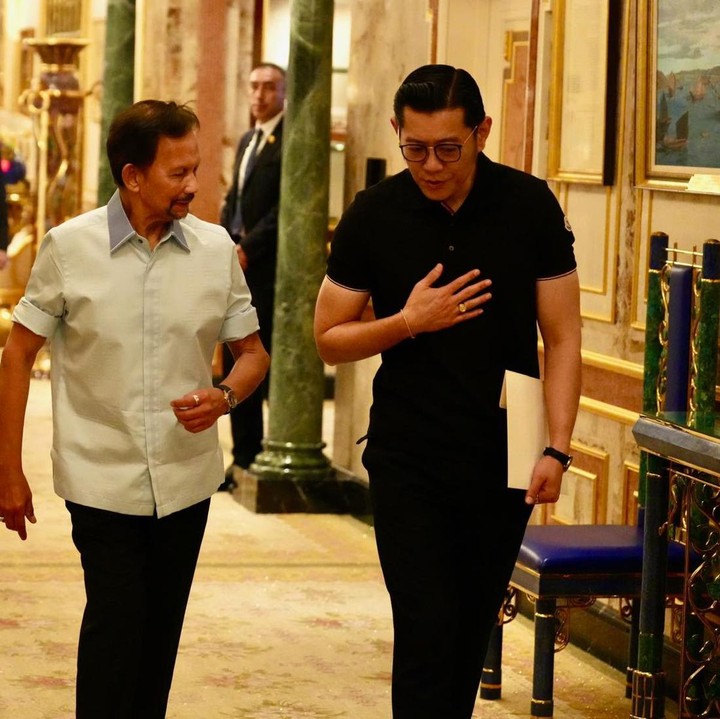 <p>Sebagaimana yang Bubun lihat, Raja Bhutan terlihat hadir di Istana Brunei Darussalam. Disambut Sultan Hassanal Bolkiah, pria berusia 41 tahun ini memenuhi undangan pernikahan Pangeran Mateen. (Foto: Instagram @queenjetsunpema)<br /><br /><br /></p>