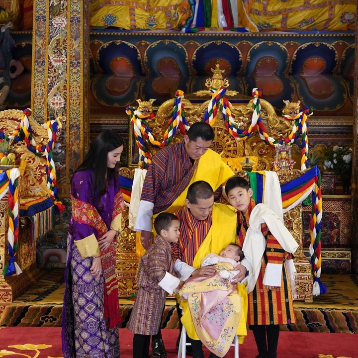 <p>Manis ya, Bunda? Kita doakan, semoga keluarga Kerajaan Bhutan ini selalu dalam lindungan Tuhan, sehat, dan bahagia bersama. (Foto: Instagram @queenjetsunpema)</p>