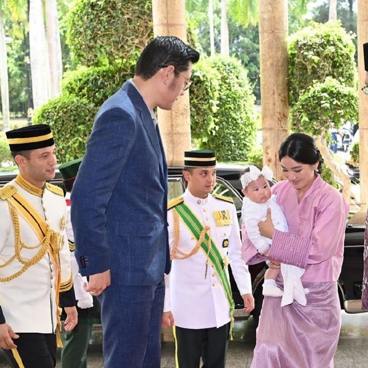 <p>Tak sendirian, Raja Bhutan membawa serta sang istri dan Si Bungsu Sonam Yangden Wangchuck. Dalam potret berikut, Jetsun Pema menuai pujian karena penampilannya yang cantik. "Permaisuri Bhutan ni cantik," kata akun @emimo*****. (Foto: Instagram @tengkufahadshah.fc)<br /><br /><br /></p>