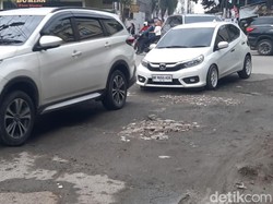 Jalan Karantina Rusak Parah-Licin Imbas Proyek Drainase Pemkot Medan