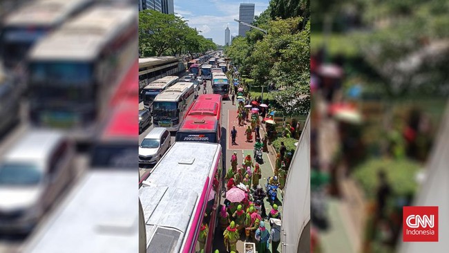 Kemacetan lalu lintas terjadi di Jalan Jenderal Sudirman, Jakarta Selatan usai bubaran massa yang menghadiri Harlah Muslimat NU di Stadion GBK, Sabtu (20/1).