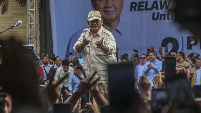 Saat kampanye akbar di Semarang, Prabowo menyindir orang pintar tapi justru membohongi masyarakat. Sementara Gibran meminta tidak membalas fitnah.
