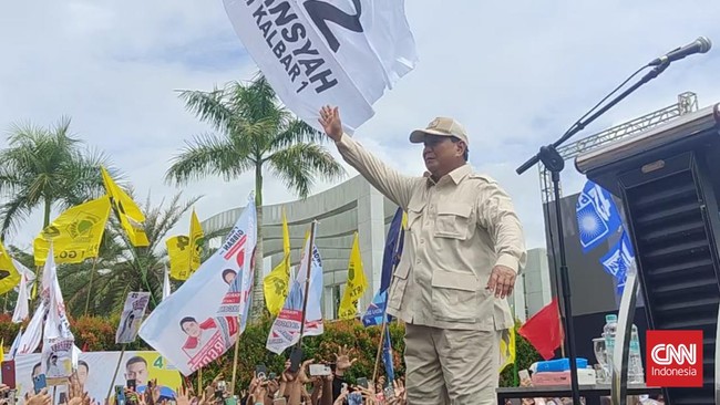 Prabowo juga menyinggung pihak yang menyingung pentingnya internet ketimbang makan. Prabowo selama ini menjadikan makan siang gratis sebagai janji kampanye. 