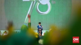 Jokowi Bagi-bagi Sepeda di Harlah ke-78 Muslimat NU