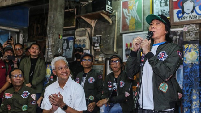 Bimbim mengatakan mereka tak pernah berubah. "Mungkin sebelah sana yang berubah," kata Drummer Slank itu.