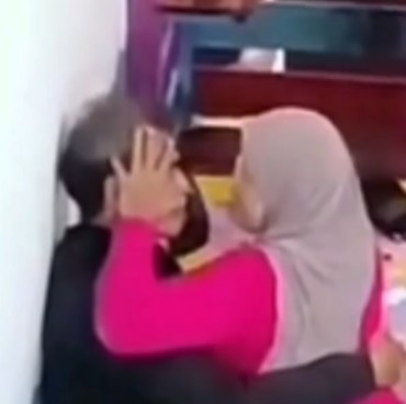 Viral Sepasang Sejoli Lansia Bercumbu di Kafe Saat Pengunjung Sepi Terekam CCTV