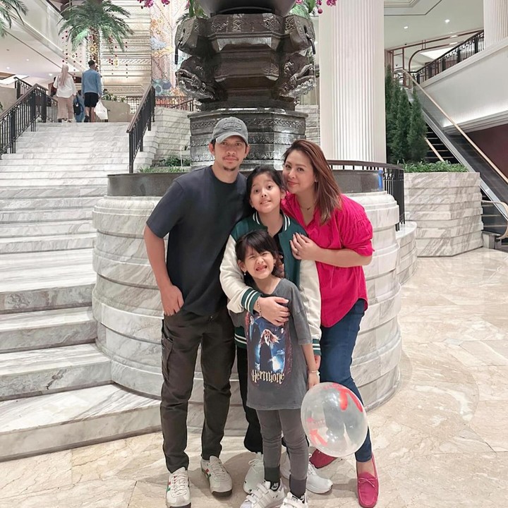 <p>Iko Uwais menikah dengan Audy Item pada 25 Juni 2012. Dari pernikahan itu, mereka dikaruniai dua orang anak perempuan. (Foto: Instagram @audyitem)</p>