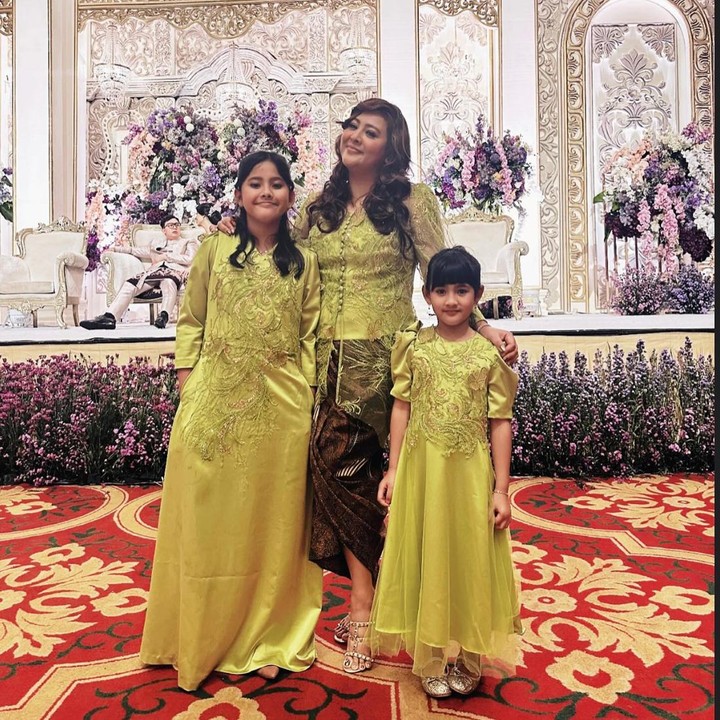 <p>Intip saja potret kekompakan Audy Item beserta kedua putrinya. Mereka tampil memesona dengan busana warna kuning saat menghadiri acara pesta. (Foto: Instagram @audyitem)</p>