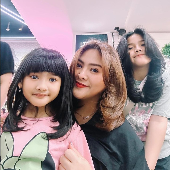 <p>Aneska dan Atreya juga tumbuh cantik seperti ibunda. Audy Item kerap menyebut mereka dengan julukan para malaikat Iko Uwais. "<em>Uwais Angels #uwaisangels. Happy weekend,"</em> tulis Audy di unggahan fotonya. (Foto: Instagram @audyitem)</p>