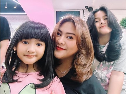 7 Potret Audy Item Bersama Kedua Putrinya, Cantik Semua Bun