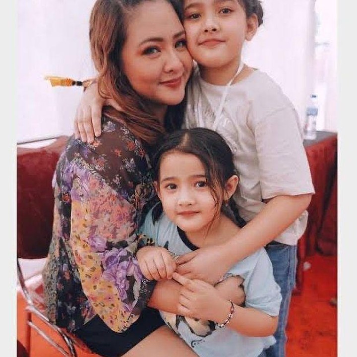<p>Dikaruniai dua anak perempuan, kedua putrinya sangat dekat dengan Audy Item. Aneska dan Atreya selalu terlihat lengket bersama ibunda, nih. (Foto: Instagram @audyitem)</p>