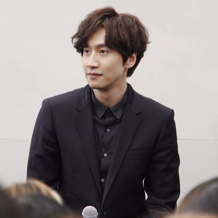 <p>Artis Korea yang diprediksi segera menikah selajutnya adalah Lee Kwang Soo yang sering muncul di variety show Korea <em>Running Man</em> dan aktris Lee Sun Bin, Bunda. Keduanya pun sudah berpacaran sejak 2018 dan awet hingga kini. (Foto: Instagram @masijacoke850714)</p>