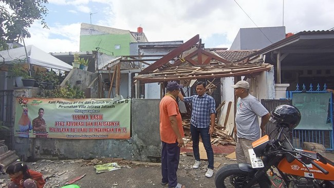 Anggota DPRD Kota Bekasi, Latu Har Hary, memantau proses perbaikan Rutilahu oleh Kemensos dari advokasi Anggota DPR, Nur Amizah Tamhid.