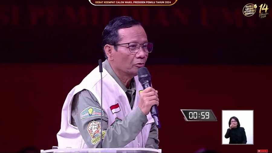 Cawapres nomor urut 3, Mahfud Md, menilai jawaban dari cawapres nomor urut 2, Gibran Rakabuming Raka, soal greenflation tidak karuan. (YouTube KPU RI)