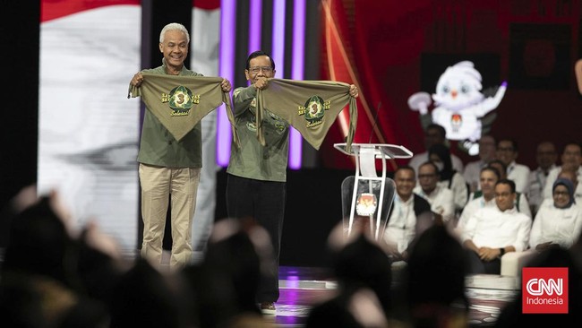 Ganjar menyindir pihak yang melaporkan Mahfud terkait pernyataannya yang menilai pertanyaan Gibran receh, saat debat cawapres.