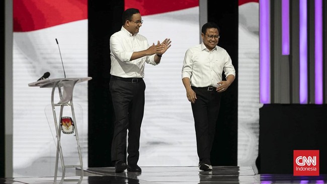 Capres nomor urut 1 Anies Baswedan memeluk erat cawapres Cak Imin usai gelaran debat kedua cawapres rampung. Mereka terlihat berpelukan sekitar 6 detik.