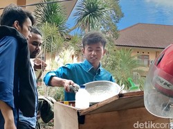 Kisah Inspiratif Iman: Jualan Cilung demi Kuliah Berakhir Lulus IPK 3,95