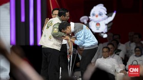 Gibran Celingak-Celinguk Cari Jawaban, Mahfud Sentil Pertanyaan Receh