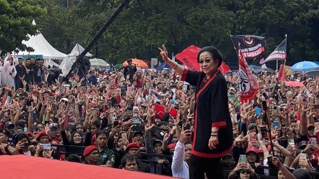 Ketua Umum PDIP Megawati Soekarnoputri turun gunung menghadiri kampanye akbar capres nomor urut 3, Ganjar Pranowo di Kota Bandung, Jawa Barat, Minggu (21/1).