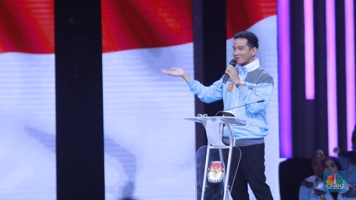 Gestur tubuh Cawapres nomor urut dua Gibran Rakabuming Raka saat menyindir dalam menanggapi jawaban Cawapres nomor urut tiga Mahfud MD. (CNBC Indonesia/Muhammad Sabki)