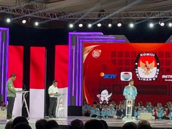 Gibran Pakai Jaket Logo Naruto di Segmen Kedua Debat Cawapres