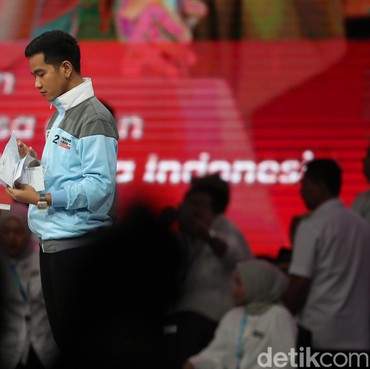 Gaya Gibran Rakabuming di Debat Cawapres yang Viral dan Disorot