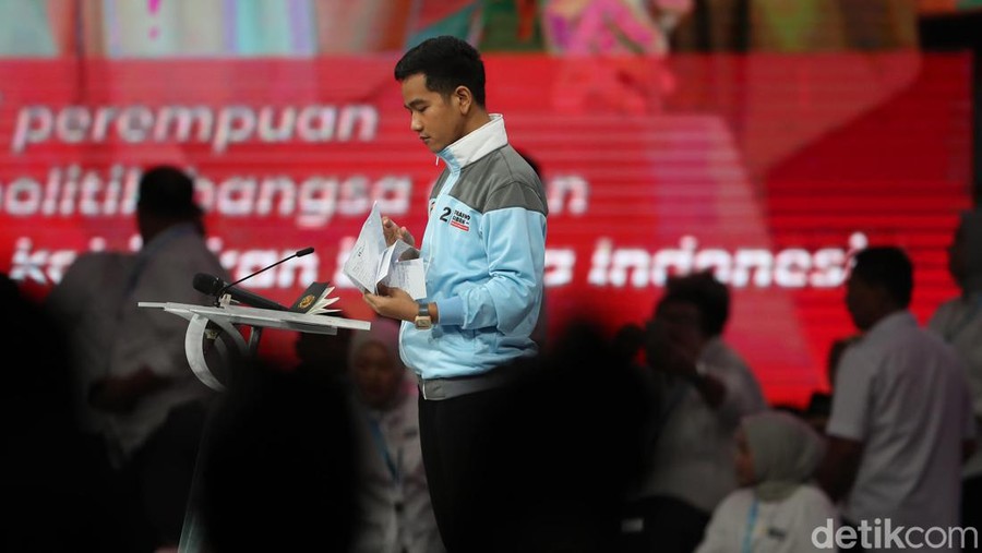 Gibran Diskusi dengan Tim Saat Jeda Debat Keempat Cawapres nomor urut 2, Gibran Rakabuming Raka, berdiskusi dengan Ketua Tim Kampanye Nasional (TKN) Prabowo Subianto-Gibran Rakabuming Raka, Rosan Roeslani, saat jeda debat cawapres keempat di JCC, Jakarta, Minggu (21/1/2024).