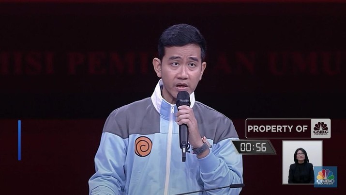 Pasangan capres dan cawapres nomor urut 1, Anies Baswedan dan Muhaimin Iskandar kompak mengenakan kemeja putih dan jas saat menghadiri debat cawapres pada Minggu (21/1) di Jakarta Convention Center (JCC), Senayan, Jakarta Pusat.
Sementara capres dan cawapres nomor urut 2, Prabowo Subianto dan Gibran Rakabuming Raka  mengenakan kemeja biru di awal kedatangannya di JCC, Senayan.
Namun, yang menarik setelah penyampaian visi dan misi cawapres. Gibran mengenakan jaket ala serial anime Naruto saat sesi kedua debat keempat Pilpres 2024.
Sementara pasangan capres dan cawapres nomor urut 3, Ganjar Pranowo dan Mahfud MD kompak mengenakan kostum mahasiswa pecinta alam (mapala).