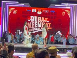 Momen Gibran Makan Pisang Saat Jeda Debat Keempat