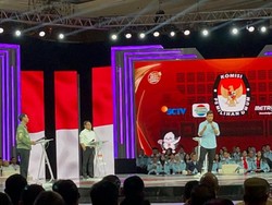 Paparkan Visi-Misi di Debat Keempat, Gibran Keluar dari Podium