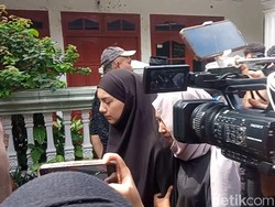 Ekspresi Irish Bella Saat Tiba di Rumah Duka Ayah Ammar Zoni