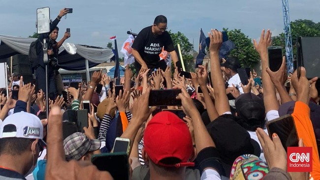 Capres nomor urut 01 Anies Baswedan mengomentari kehadiran massa kampanye akbar yang ia gelar perdana di Kota Tangerang, Banten, Minggu (21/1).
