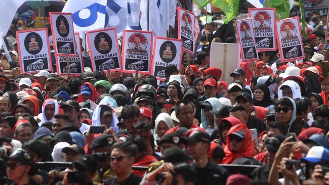Dua kubu pendukung dari Ganjar Pranowo-Mahfud MD dan Prabowo Subianto-Gibran Rakabuming saling beradu yel-yel beberapa jam sebelum pelaksanaan debat cawapres.