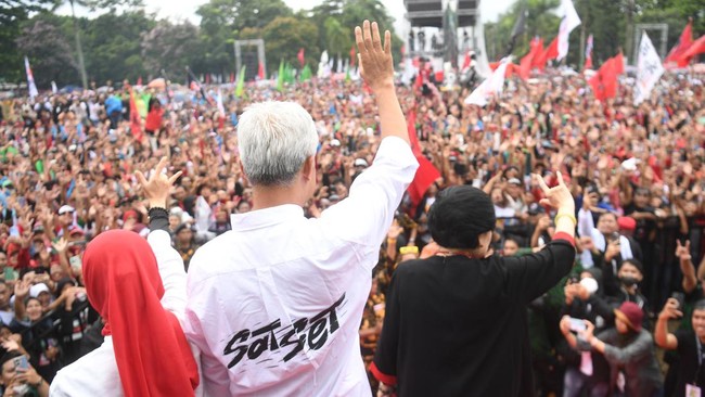 Ganjar Pranowo mengungkap peluang PDIP bakal memilih untuk berada di luar pemerintahan Presiden terpilih Prabowo Subianto.
