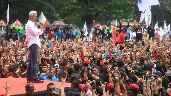 Capres nomor urut 3 Ganjar Pranowo mengatakan internet gratis dan merata akan memfasilitasi anak muda berkarya dan mengembangkan ekonomi kreatif.