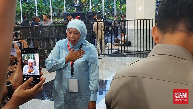 Gubernur Jawa Timur Khofifah Indar Parawansa tiba di arena debat cawapres untuk Pilpres 2024 memakai kemeja biru muda.