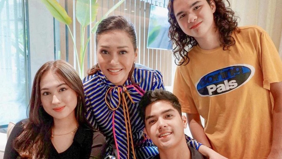 Laura Moane bertemu Maia Estianty
