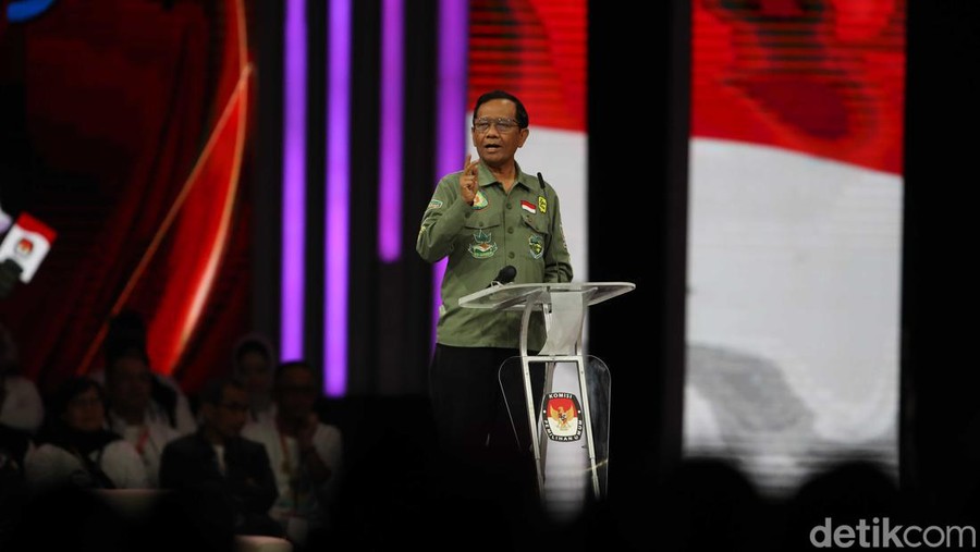Pantauan detikcom di JCC, Senayan, Jakarta Pusat, Minggu (21/1/2024), tampak tiga calon Wapres, Muhaimin Iskandar (Cak Imin), Gibran Rakabuming Raka dan Mahfud Md telah berada di arena debat.