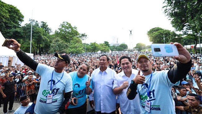 Capres nomor urut dua, Prabowo Subianto, mengaku terharu mendapatkan dukungan dari para ojol dan berjanji untuk meningkatkan kesejahteraan mereka.