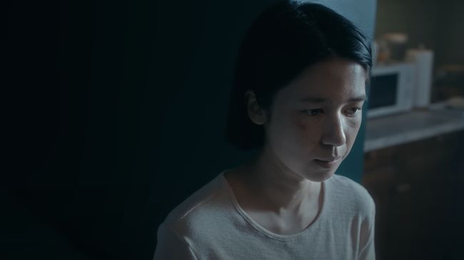 Review Sehidup Semati: Upi Avianto menampilkan ironi bahwa seorang perempuan terancam mati sendiri hanya karena sehidup bersama orang yang menikah dengannya.