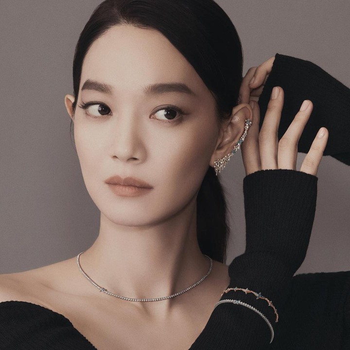 <p>Selanjutnya ada Shin Min Ah dan Kim Woo Bin yang sudah resmi berpacaran sejak 2015, Bunda. Dua artis Korea yang diprediksi segara menikah ini pun pernah menghadiri acara pernikahan kenalan mereka pada Agustus 2023 lalu. (Foto: Instagram @illusomina)</p>