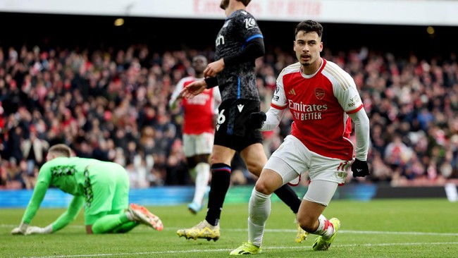 Arsenal kembali ke tiga besar klasemen Liga Inggris usai menghajar Crystal Palace 5-0 pada pekan ke-21 di Stadion Emirates, Sabtu (20/1).