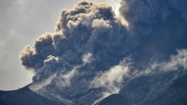 Gunung Marapi di Sumatera Barat mengalami lima kali erupsi dalam kurun waktu tiga jam.